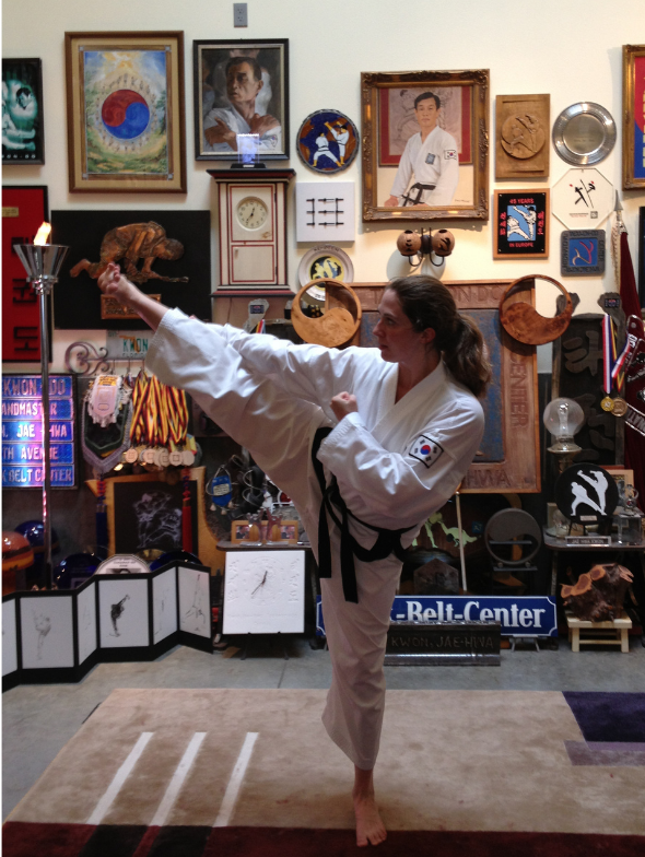 Das Bild zeigt einen perfekt ausgeführten Kick von Anna Pickhan mit starker Körperspannung. Sie steht im Dojang von Großmeister Kwon.